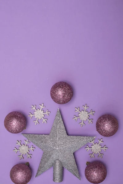 Christmass flatlay brinquedos de árvore de Natal e decoração estrela de prata — Fotografia de Stock