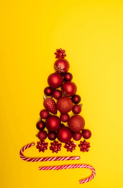 Arbre de Noël flatlay Christmass doublé de décorations d'arbres de Noël et de sucettes — Photo