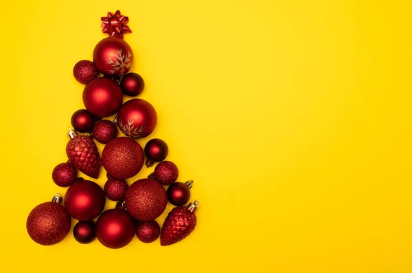 Christmass flatlay Árvore de Natal forrada com decorações de árvore de Natal — Fotografia de Stock