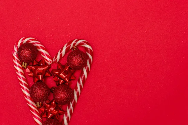 Christmass flatlay coração forrado com pirulitos de Natal e decorado com brinquedos de árvore de Natal — Fotografia de Stock