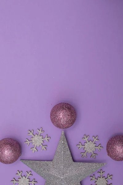 Christmass flatlay brinquedos de árvore de Natal e decoração estrela de prata — Fotografia de Stock