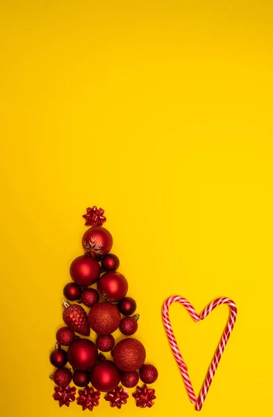 Christmass flatlay Árvore de Natal forrada com decorações de árvore de Natal e coração forrado com pirulitos — Fotografia de Stock