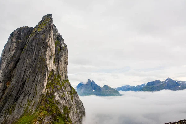 Vista desde el Monte Hesten en la icónica montaña Segla — Foto de Stock