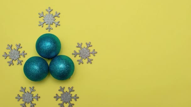 Christmass flatlay flocos de neve de prata de Natal e brinquedos de árvore de Natal mudar a cor. — Vídeo de Stock