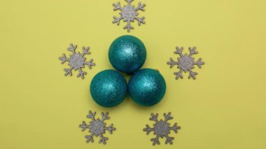 Noel Yortusu, gümüş kar taneleri ve Noel ağacı oyuncakları rengi değiştirir. Hareketi durdurun.
