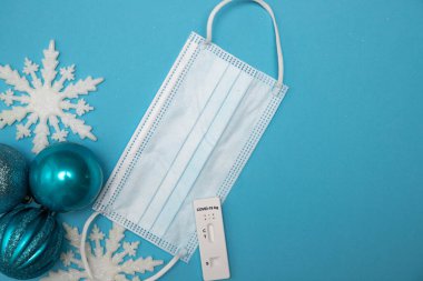 Noel ve covid-19 düz kar taneleri, Noel ağacı oyuncakları, tıbbi maske, covid testi. 