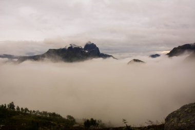 Iconic Mountain Segla 'daki Hesten Dağı' nın sisli görüntüsü