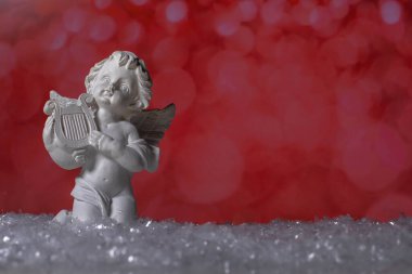 Karda duran seramik melek heykeli 