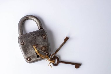 Üç tuşlu klasik kilit