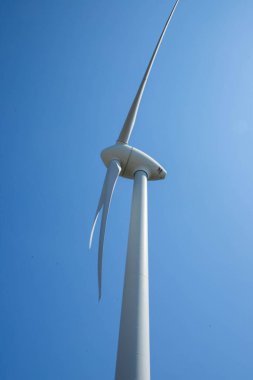 Elektrik üretimi için yel değirmeni Mavi gökyüzünün arka planı.