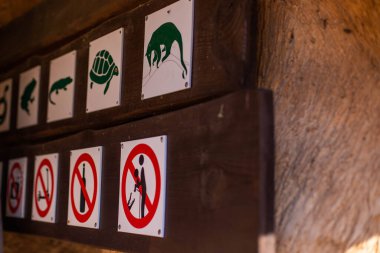 Hayvanat bahçesinde yasaklama tabelası