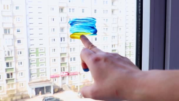 Una Mujer Dibuja Bandera Ucrania Con Pintura Azul Amarilla Ventana — Vídeos de Stock