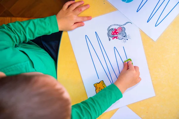 Anaokulunda çocuklar Montessori dersi