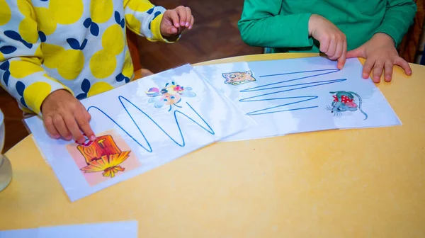 幼稚園でのモンテッソーリのレッスン — ストック写真