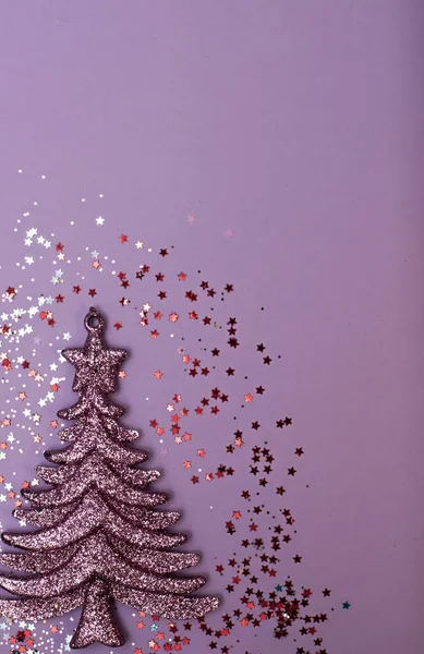 Kerstmisplattegrond kerstboom speelgoed en confeti — Stockfoto