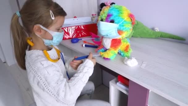 Uma menina joga médico trata colorfull gato brinquedo — Vídeo de Stock
