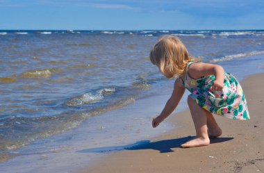 Mutlu çocuk portresi yaz güneşli bir günde sahilde
