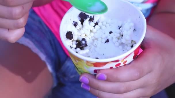 Chica comiendo helado de burbuja — Vídeos de Stock
