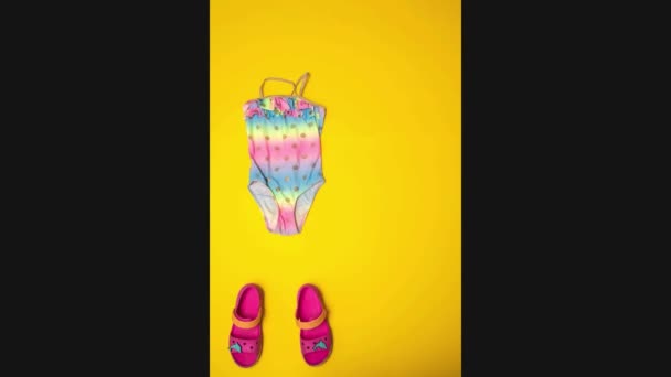 Vacances d'été enfants flatlay coloré maillot de bain stopmotion vidéo — Video