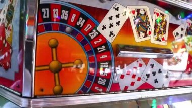 Yazın bir lunaparkta bir sürü bozuk para taşıyan bozuk para makinesi. Kapatın..