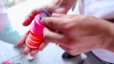 Yazın bir lunaparkta madeni para makinesinden bir sürü para tutan bir adam. Kapatın..