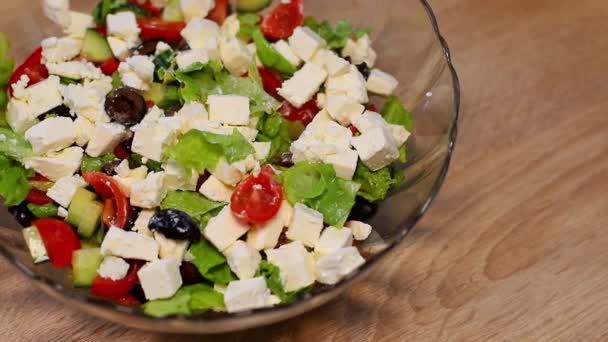 Řecký Salát Skleněné Misce Sýr Feta Olivy Zelenina Pomalý Pohyb — Stock video