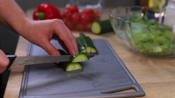 Μια Γυναίκα Κόβει Αγγούρια Για Μια Ελληνική Σαλάτα Cuting Χέρια — Αρχείο Βίντεο