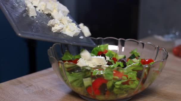 Einen Griechischen Salat Einer Glasschüssel Zubereiten Feta Käse Oliven Und — Stockvideo