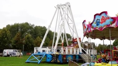 Çocuk ve yetişkinler için lunaparkta hareket halindeki bir kayık. Çocuklarla tatil, çocuklarla hafta sonları, çocuklarla tatiller Yüksek kaliteli FullHD görüntüleri