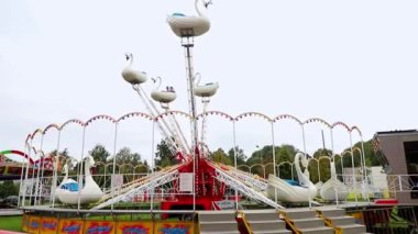 Çocuk atlıkarınca lunaparkta hareket halindeki kuğular için. Çocuklarla tatil, çocuklarla hafta sonları, çocuklarla tatiller. Yüksek kaliteli FullHD görüntüler