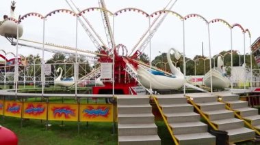 Çocuk atlıkarınca lunaparkta hareket halindeki kuğular için. Çocuklarla tatil, çocuklarla hafta sonları, çocuklarla tatiller. Yüksek kaliteli FullHD görüntüler