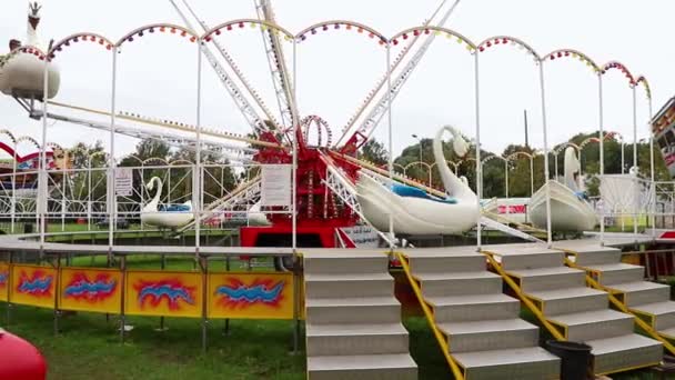 Carrousel Voor Kinderen Zwanen Beweging Het Pretpark Vakantie Met Kinderen — Stockvideo