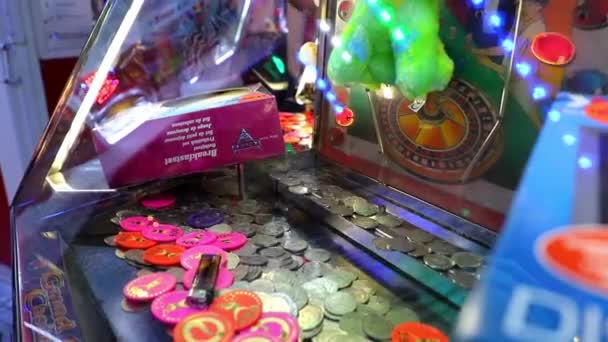 Монетный Автомат Большим Количеством Монет Парке Развлечений Летний День — стоковое видео