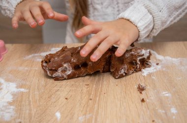 Çocuklar Noel kurabiyesinden kurabiye yapıyor. Noel kartı ve takvim konsepti. Yüksek kalite fotoğraf
