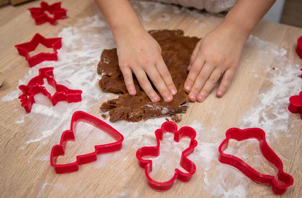 Çocuk Elleri Zencefilli Kurabiye Hamuru Kurabiye Kesiciden Noel Kurabiyesi Yapıyor — Stok fotoğraf