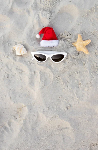 Weihnachten Hintergrund Weihnachtsmann Hut Strand Mit Seesternen Und Sonnenbrille Weihnachtskarte — Stockfoto