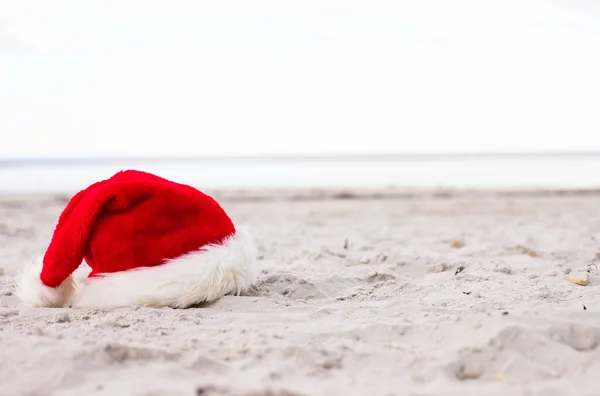 Weihnachten Hintergrund Weihnachtsmann Hut Strand Weihnachtskarte Und Adventskalender Konzept Reiseticketverkauf — Stockfoto