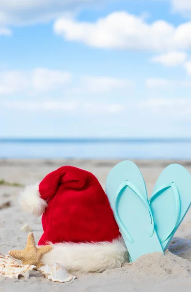 Boże Narodzenie Tło Santa Claus Kapelusz Plaży Rozgwiazdy Kapcie Plażowe — Zdjęcie stockowe