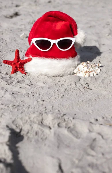 Christmas Background Santa Claus Hat Starfish Sunglases Sandy Beach Christmas — Stock Photo, Image