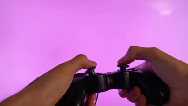 Utilisation d'une manette de jeu. Jouer concept de jeux vidéo. Changement d'écran couleur. — Video