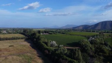 Şili 'nin Maipo Adası kırsal kesiminde yavaş yavaş sağa dön. Hava görüntüleri.