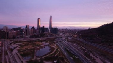Santiago, Şili 'deki modern binaların hava görüntülerini aktarıyoruz..