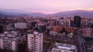 Santiago, Şili - 22 Ağustos 2021 - Hava yavaş tavası sağa, modern binalar.