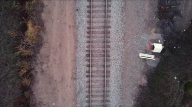 Demiryolu üzerinde geri geri gitmek. Hava merkezinden ateş edildi. Yukarı Aşağı Manzara. Kırsal bölge