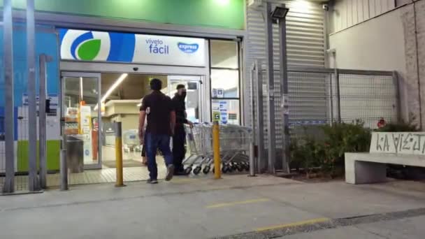 Santiago, Chile. Feb 27, 2022: Personas en la entrada de un supermercado Lider — Vídeos de Stock