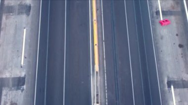 İnşaat halindeki bir otoyolda yavaş yavaş ilerleyin. Arabalar yüksek hızda hareket ediyor.