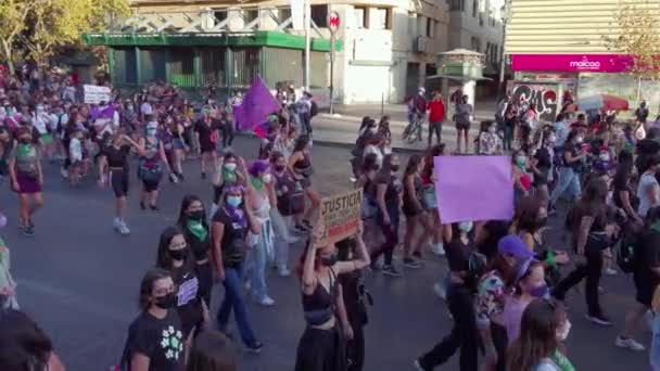 Над просмотром девичьего шествия на Международный женский день 8M забастовка - Сантьяго, Чили - 8 марта 2022 года — стоковое видео