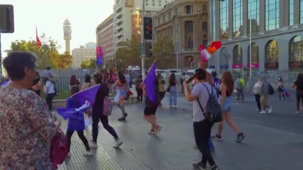 Frauen marschieren am Internationalen Frauentag 8M - Santiago, Chile - 08. März 2022 — Stockvideo