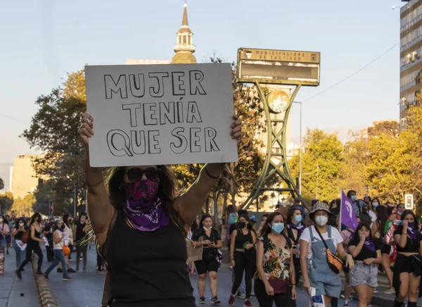 Mujeres mostrando una pancarta en el Día de la Mujer Marzo - Santiago, Chile - Mar 08, 2022 — Foto de Stock