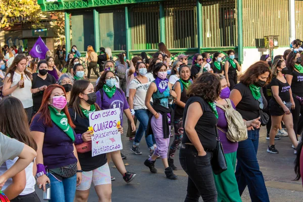 Ženy pochodující na Mezinárodní den žen 8M - Santiago, Chile - 08. 3. 2022 — Stock fotografie